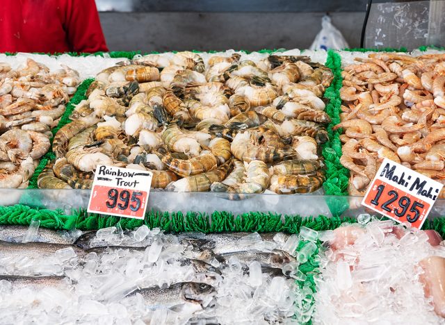 Fisch und Meeresfrüchte auf der Theke auf dem Markt