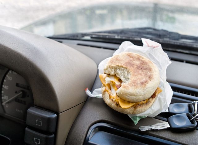 Frühstücksbrötchen essen, während man im Auto fährt
