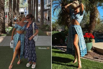 Ashley Roberts zeigt ihre Bauchmuskeln, während sie mit ihrer selten gesehenen Mutter posiert