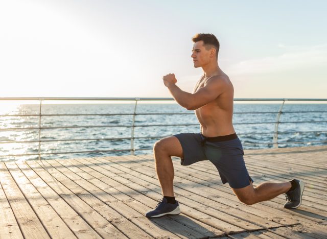 fitter mann, der bodyweight lunges macht, konzept von übungen für männer, um kraft aufzubauen