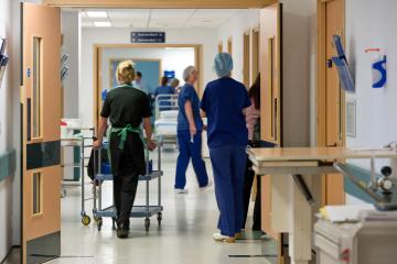 Krebspatienten müssen im schlimmsten Fall mit Wartezeiten von mehr als einem JAHR auf die NHS-Versorgung rechnen
