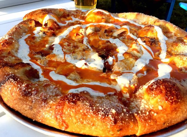 Milde Pilz-Büffel-Hähnchen-Pizza mit Ranch- und Buffalo-Sauce-Swirl