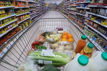 Ein weiterer großer Supermarkt senkt zum ersten Mal seit Jahren den Milchpreis