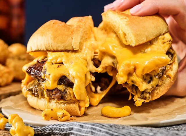 smashburger S'mac & Cheese Burger