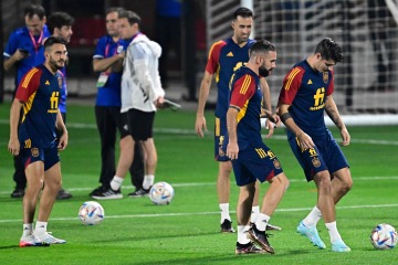 Wütende Fans schockiert, als Prem Flop die Nachfolge von Busquets & Ramos als spanischer Kapitän antritt
