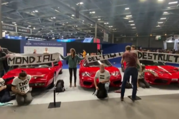 Öko-Idioten kleben sich auf der Motorshow an Supersportwagen, darunter 180.000-Pfund-Ferrari