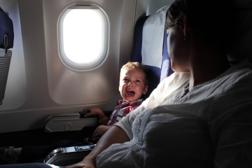Passenger verwendet einen genialen Trick, um weinende Kinder im Flugzeug zu beruhigen, und es ist völlig kostenlos
