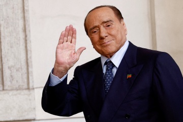 Silvio Berlusconi bricht nach der Krebsdiagnose das Schweigen im Krankenhausbett