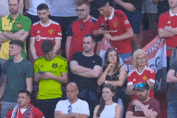 Die Fans von Man Utd sind besorgt, als der Fan es stapelt und andere in Sevilla fliegen lässt