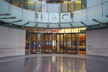 Der BBC-Vorsitzende sieht sich mit Aufforderungen konfrontiert, aufzuhören, nachdem er Boris geholfen hat, ein Darlehen in Höhe von 800.000 Pfund zu sichern
