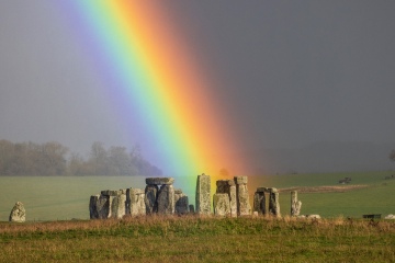 Stonehenge wurde nach einer Woche voller Stürme und Regengüsse von einem Regenbogen erleuchtet