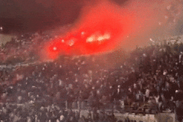 Sehen Sie sich den schockierenden Moment an, in dem Benfica-Fans FLARE auf die Anhänger von Inter Mailand werfen
