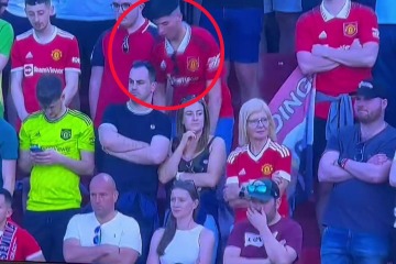 Zuschauer besorgt, als Man Utd-Fan vom Sitz fällt, bevor er mit anderen zusammenstößt