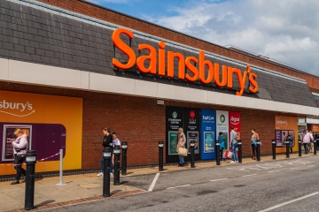 Sainsbury wird beschuldigt, „Kinder zu sexualisieren“, indem er nackte Crop-Tops für Kinder verkauft