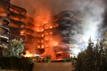 Schrecklicher Moment Feuer verschlingt türkisches Apartmenthaus in britischem Urlaubs-Hotspot