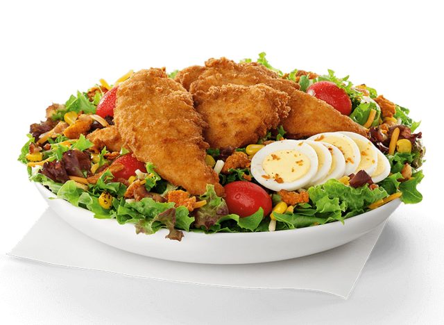 Cobb-Salat mit Chick-fil-A Chick-n-Strips