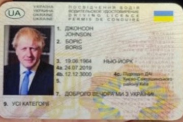 Niederländische Polizisten verhaften „Boris Johnson“ wegen Trunkenheit am Steuer und enthüllen einen frechen Führerschein