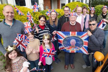 Wir leben in Großbritanniens patriotischster Straße – wir haben Tausende für Partys ausgegeben