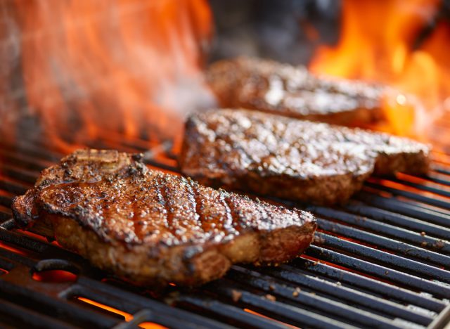 grillen von steaks auf einem flammenden grill