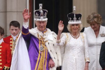 Charles & Camilla winken den Fans vom Palastbalkon zu, während die Kinder den Vorbeiflug genießen