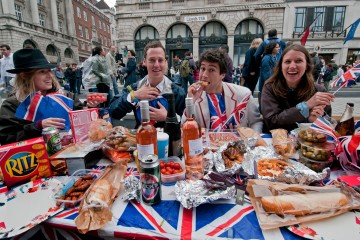 10 Millionen patriotische Briten gehen heute auf die Straße, um die Krönung zu feiern