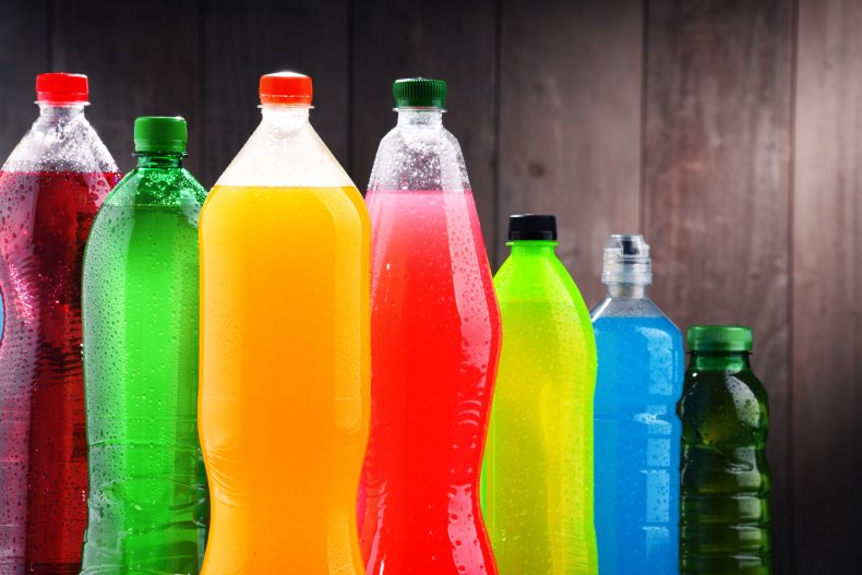 Plastikflaschen mit kohlensäurehaltigen Getränken. 