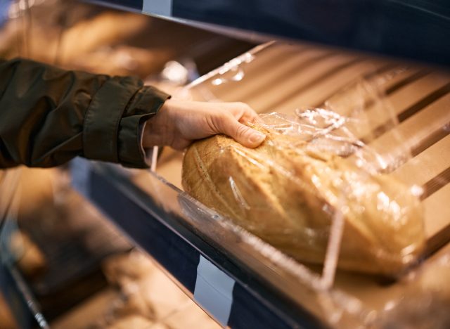 Nahaufnahme einer Frau, die Brot im Supermarkt auswählt