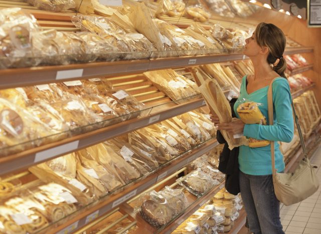 Frau, die Brot im Lebensmittelgeschäft auswählt