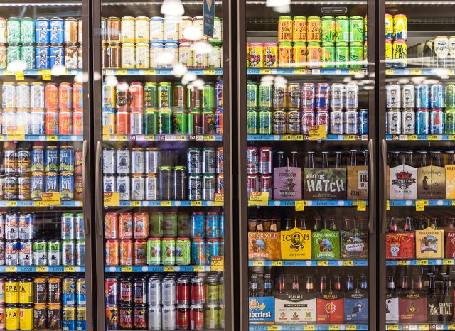 Biere auf Regalanzeige im Supermarktkühler