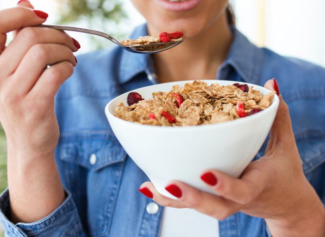 Nahaufnahme Schüssel Frühstücksflocken, Konzept der schlimmsten Lebensmittel zur Gewichtsabnahme
