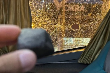 Hooligans bewerfen versehentlich den Bus ihres EIGENEN Teams mit Steinen und zerschmetterten Fenstern