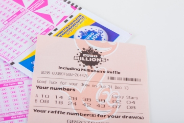 Der glückliche Brite holt sich mit einem lebensverändernden Gewinn den Lotto-Jackpot von satten 46 Millionen Pfund