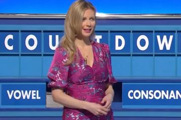 Rachel Riley von Countdown begeistert in einem tiefen Blumenkleid in der Show von Channel 4