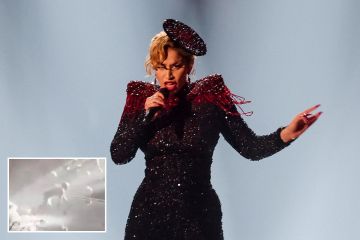 Eurovision-Zuschauer bemerken einen unangenehmen Fehler, als Männer von der Bühne kriechen