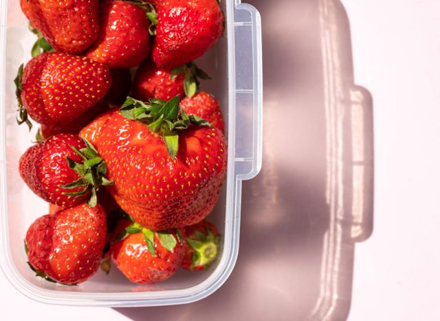 Erdbeeren im Plastikbehälter