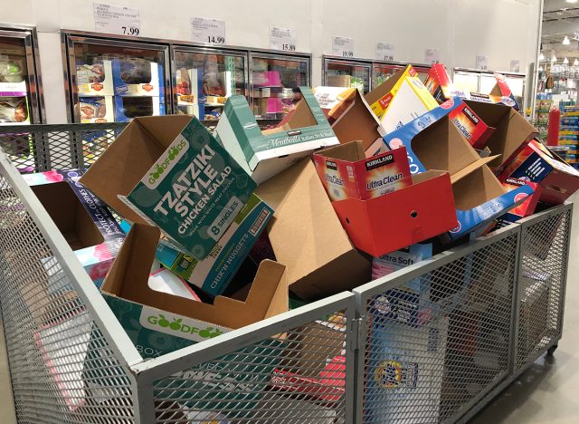 Leere Kartons in einem Costco Warehouse-Geschäft.
