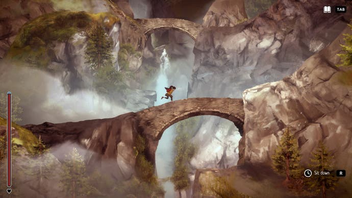 Ein Mädchen rennt über eine Steinbrücke inmitten eines felsigen Berges und im Hintergrund plätscherndes Wasser.