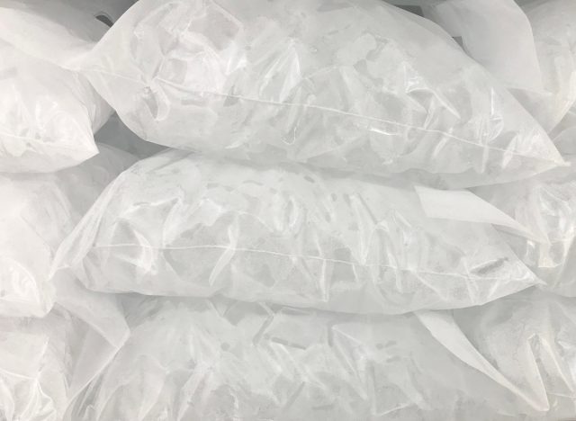 Eiswürfel in Plastiktüten, im Supermarkt zu verkaufen.