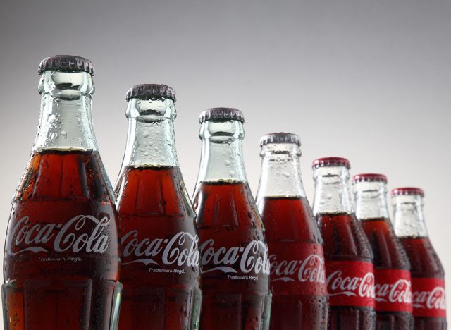 Glas-Cola-Flaschen in einer Reihe