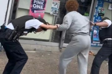 Schockierender Moment: Schlägerfrau zerrt Polizistin bei brutalem Angriff an den Haaren herum