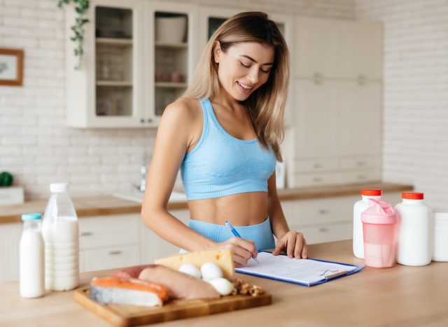 Fitte Frau verfolgt ihre Essgewohnheiten im Ernährungstagebuch, Konzept mit Tipps zum dauerhaften Abnehmen