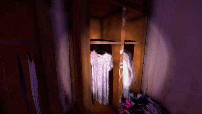 Der Rezensions-Screenshot von Tartarus Key, mit einigen weißen Kleidern, die in einem Schrank hängen, und einem Stapel Kleidung, der in der Nähe verstreut ist