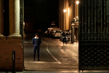 Auto rammt durch Vatikantor, bevor Polizisten auf Fahrzeug schießen und Verdächtigen festnehmen