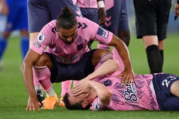 Everton-Kapitän Coleman eilte nach einer Horror-Knieverletzung ins Krankenhaus