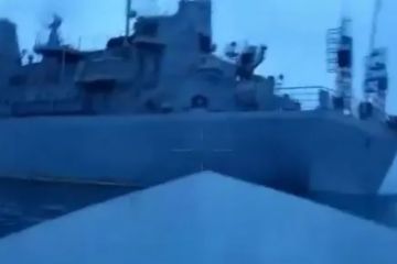 PoV-Video zeigt ukrainische Bootsdrohne, die das Putin-Spionageschiff durch einen Kugelhagel angreift
