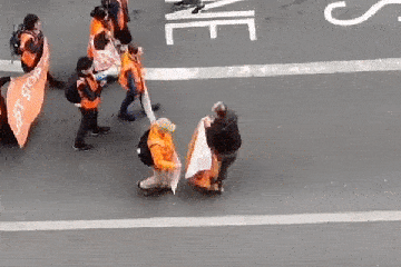 Moment: Mann stößt Just Stop Oil-Demonstranten zu Boden und zerschmettert Telefon