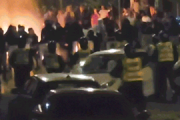 Randalierer zünden Autos an und greifen Polizisten mit Feuerwerkskörpern an, nachdem zwei Teenager bei einem Unfall getötet wurden