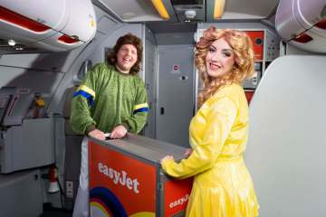 EasyJet enthüllt vor dem Eurovision Song Contest sehr ungewöhnliche Flugbegleiter-Outfits