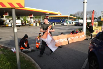 Just Stop Oil stöhnt, sie hätten nur noch wenig Banner, da die Fahrer sie immer wieder stehlen