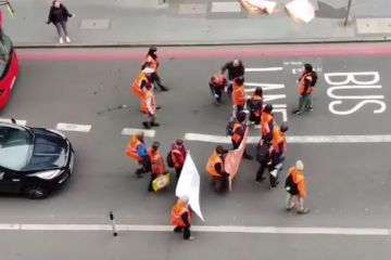 Moment: Mann stößt Just Stop Oil-Demonstranten zu Boden und zerschmettert Telefon